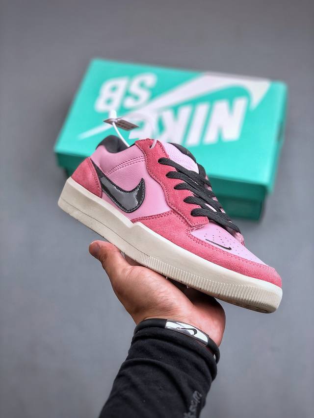 Nike Sb Force 58 运动滑板鞋是一款将前沿创新带入街头的单品，它具有硫化杯底，具有出色的耐用性和灵活性。使用帆布和绒面革，在饰面上放置通风口，它自