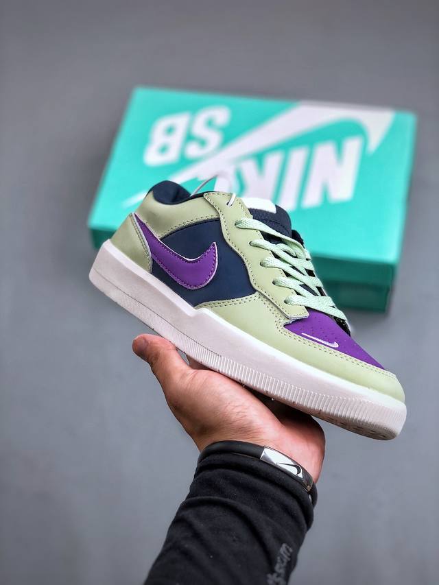 Nike Sb Force 58 运动滑板鞋是一款将前沿创新带入街头的单品，它具有硫化杯底，具有出色的耐用性和灵活性。使用帆布和绒面革，在饰面上放置通风口，它自