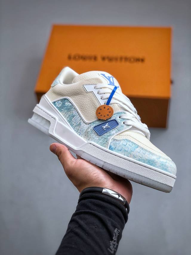 Lv-路易-威登trainer 2024走秀最新款原版1：1开发复刻！！上脚非常舒适 做工精细鞋面由意大利进口小牛皮拼接，侧边饰有品牌logo标志，进口网布垫