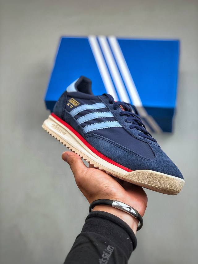 Adidas Originals Sl 72 Rs Ji1283 阿迪经典复古慢跑鞋鞋款采用舒爽尼龙鞋面、绒面革饰面和皮革细节等设计。与此同时，搭载着 Ecot