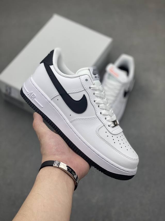 耐克nike Air Force 1 Low 空军一号低帮百搭休闲运动板鞋。柔软、弹性十足的缓震性能和出色的中底设计，横跨复古与现代的外型结合，造就出风靡全球三