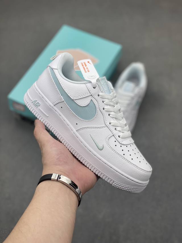 耐克 Nike Air Force 1 Low 空军一号低帮百搭休闲运动板鞋。柔软、弹性十足的缓震性能和出色的中底设计，横跨复古与现代的外型结合，造就出风靡全球