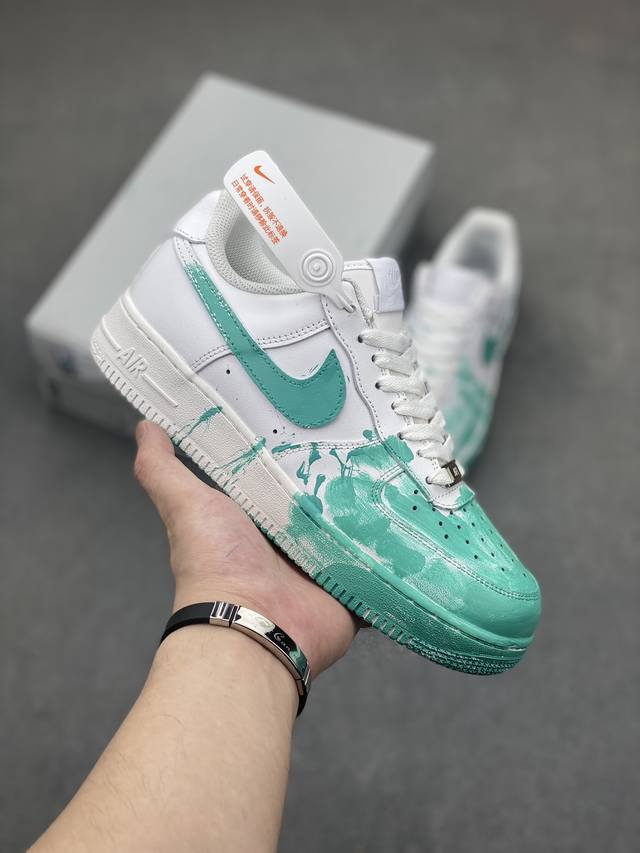 耐克nike Air Force 1 ’07 空军一号低帮百搭休闲运动板鞋。柔软、弹性十足的缓震性能和出色的中底设计，横跨复古与现代的外型结合，造就出风靡全球三