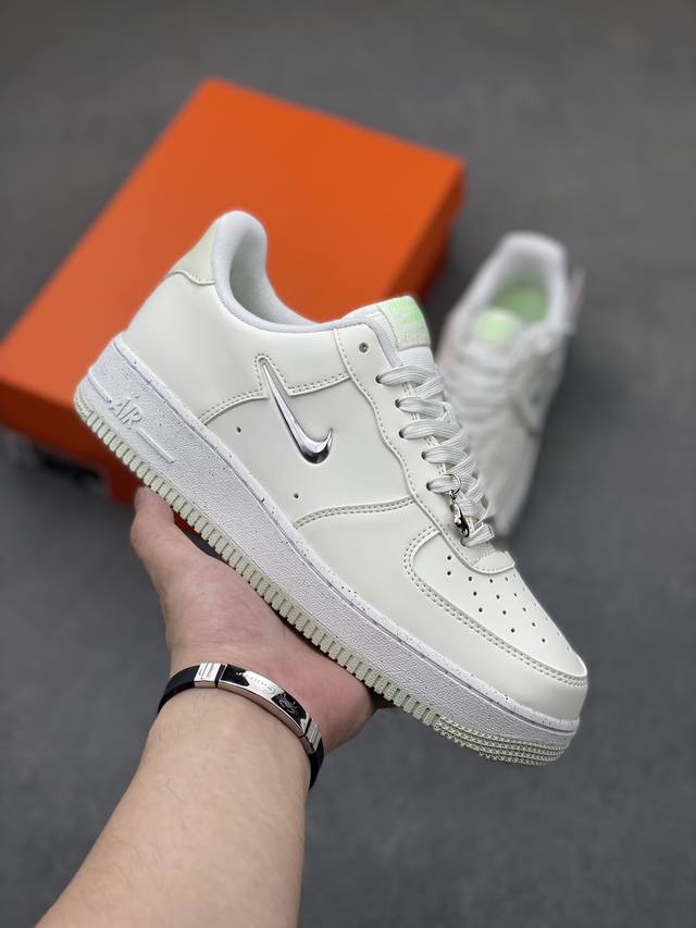 耐克 Nike Air Force 1 '07 Low 空军一号含气垫 低帮百搭厚底增高休闲运动板鞋。柔软、弹性十足的缓震性能和出色的中底设计，横跨复古与现代的