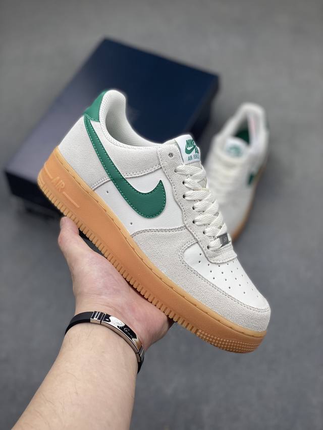 耐克 Nike Air Force 1 '07 Low 空军一号含气垫 低帮百搭厚底增高休闲运动板鞋。柔软、弹性十足的缓震性能和出色的中底设计，横跨复古与现代的