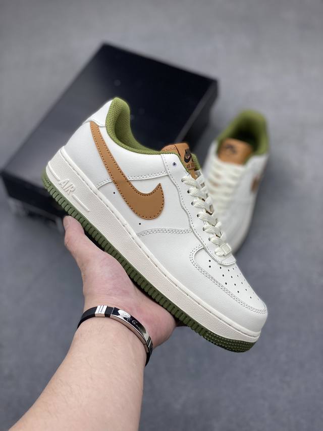 Nike Air Force 1 Low 原厂冲刀皮料切割干净无任何毛边清洁度细节完美 做工细节全方位比对 原楦原纸板打造纯正空军专注外贸渠道全掌内置蜂窝气垫原