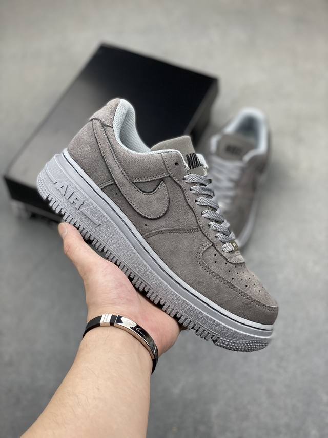 Nike Air Force 1 Low 原厂冲刀皮料切割干净无任何毛边清洁度细节完美 做工细节全方位比对 原楦原纸板打造纯正空军专注外贸渠道全掌内置蜂窝气垫原