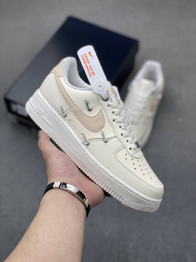 Nike Air Force 1 Low 原厂冲刀皮料切割干净无任何毛边清洁度细节完美 做工细节全方位比对 原楦原纸板打造纯正空军专注外贸渠道全掌内置蜂窝气垫原