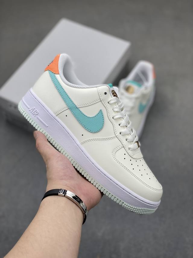 耐克nike Air Force 1 Low 空军一号低帮百搭休闲运动板鞋。柔软、弹性十足的缓震性能和出色的中底设计，横跨复古与现代的外型结合，造就出风靡全球三