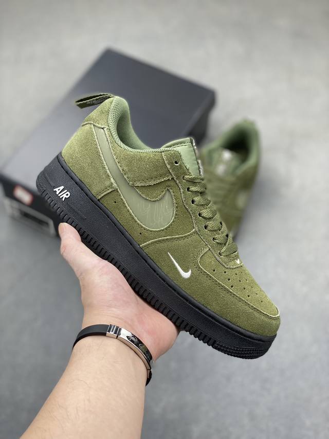 Nike Air Force 1 Low 原厂冲刀皮料切割干净无任何毛边清洁度细节完美 做工细节全方位比对 原楦原纸板打造纯正空军专注外贸渠道全掌内置蜂窝气垫原