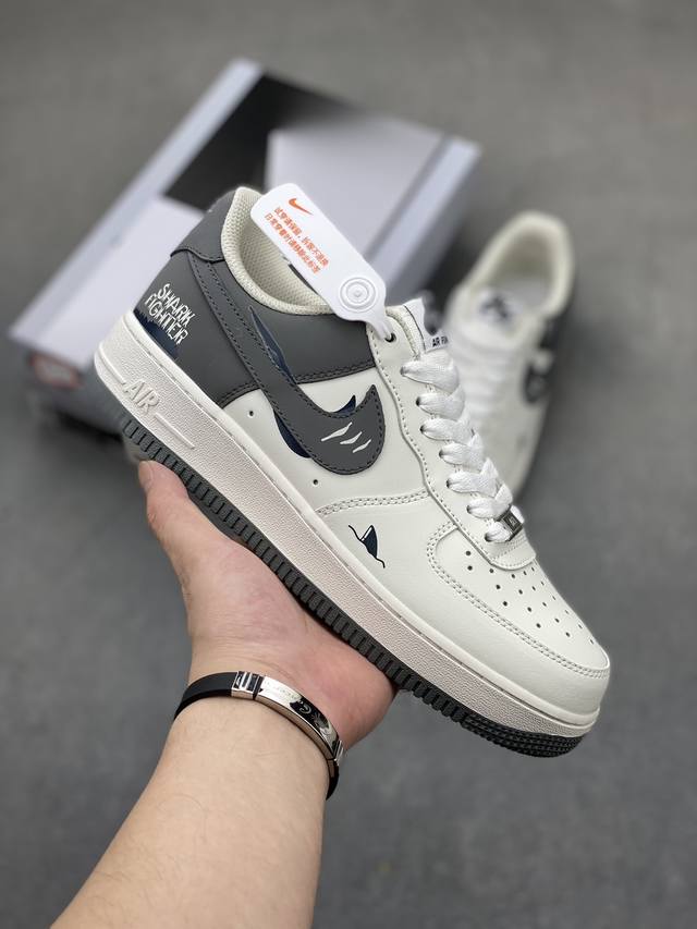 独家实拍nk Air Force 1'07 Low Shark “大白鲨”空军一号低帮休闲板鞋 货号：Db3301-220 大白鲨是鼠鲨目鼠鲨科噬人鲨属鱼类，又