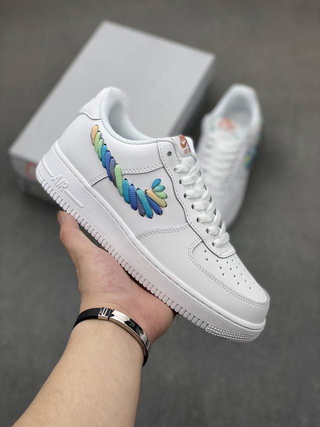 耐克nike Air Force 1 Low 空军一号低帮百搭休闲运动板鞋。柔软、弹性十足的缓震性能和出色的中底设计，横跨复古与现代的外型结合，造就出风靡全球三