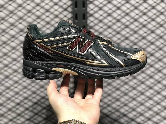 New Balance 1906系列复古老爹风休闲运动慢跑鞋 M1906Rks采用轻质牛剖革拼接透气网眼衬垫织物鞋面材质 T-Beam大底提供足步弓支撑，保持步