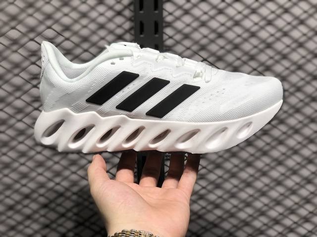 Adidas Switch Fwd 畅跑舒适tpu网布耐磨低帮 休闲跑步鞋，鞋底够软，比bondi脚感更软糯，走起路来像坐船的感觉; 全底有类似tpu的支撑片，