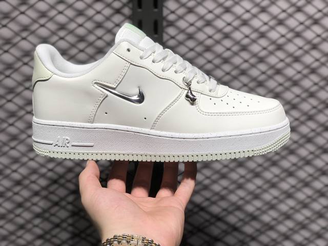 Air Force 1 Low 原装级别 原楦头原纸板 打造纯正空军版型专注外贸渠道 全掌内置蜂窝气垫 原盒配件 原厂中底钢印、拉帮完美 货号：Fn8540 1