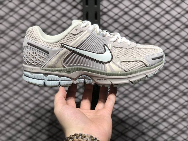 Nike Zoom Vomero 5 复古单品 Nike Zoom Vomero 5 Sp 佛莫罗5代系列经典复古休闲运动慢跑鞋 #采用环保纤维革饰片组合网眼布