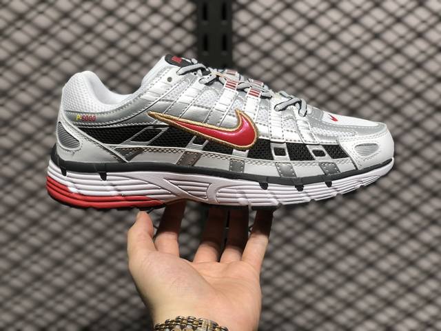 耐克nike P-6000 采用透气材料，搭配匠心覆面，再现千禧年代的跑鞋风格，塑就大气外观。鞋款秉承 Nike Pegasus 25 和 2006 的设计风格