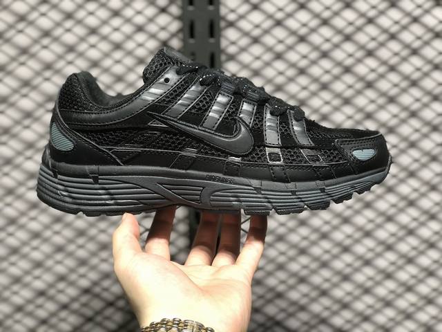 耐克nike P-6000 采用透气材料，搭配匠心覆面，再现千禧年代的跑鞋风格，塑就大气外观。鞋款秉承 Nike Pegasus 25 和 2006 的设计风格