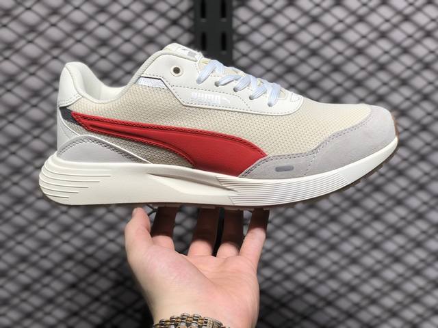 Puma Palermo Sakura Wns 新款运动鞋低帮耐磨休闲板鞋搭配精心设计的配色组合，营造浓郁的复古氛围。鞋面打孔细节,提升穿着时的舒适度。皮革鞋面