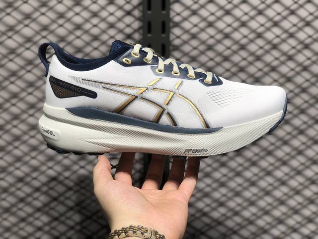 Gel-Kayano 31亚瑟士经典户外跑鞋 如今机能风和户外风吹得正劲，这款是主打机能越野风格，城市和户外场景都能轻松应对。关键是跑鞋的颜值也很高哦！尤其心水