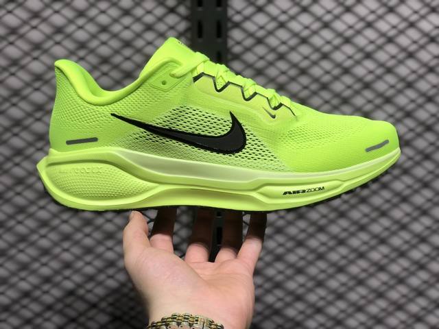 Nike Air Zoom Pegasus 41 登月跑鞋 登月41代超轻网面跑步鞋 脚跟区域营造出色舒适度，而在鞋底部分，搭载全掌型zoom Air配置耐克网