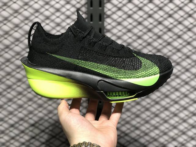 Nike Vaporfly Next% 整体采用前作的设计语言，并且对后者的细节进行升级，整体设计大概包括三点：Nike Air Zoom Alphafly N