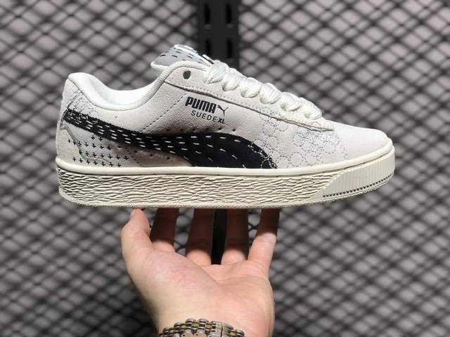 Puma Suede Xl 彪马 低帮 面包鞋男女同款复古休闲低邦板鞋 鞋身通体采用细腻的麂皮材质，厚实柔软，质感出众；鞋侧保留puma标志性跑道图案，侧面与后