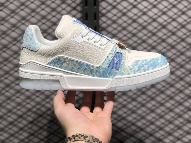 核心私 Lv-路易-威登trainer 2024走秀最新款原版1：1开发复刻！！上脚非常舒适 做工精细鞋面由意大利进口小牛皮拼接，侧边饰有品牌logo标志，进口