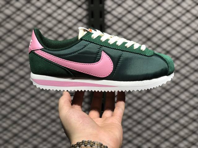 Nike Classic Cortez 全新配色 经典阿甘休闲跑步鞋 纯粹而执着的精神，使得cortez种在了一代人的心里，无论是否喜欢它复古的鞋型，一双nik