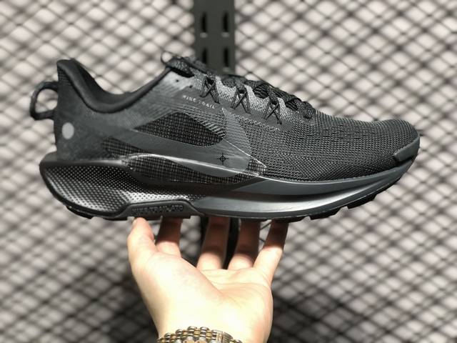 Nike Reactx Pegasus Trail 5 越野跑步鞋 登月兼顾迅疾外观和稳固脚感 后跟覆面和中足动态支撑巧妙融合 缔造稳定顺畅的迈步体验官方 货号