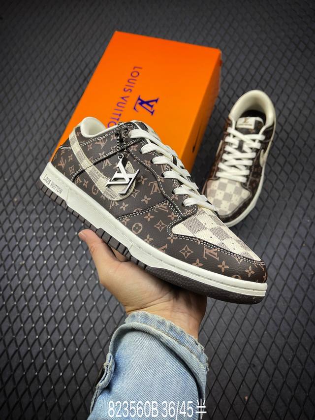 L版#Lv X Nike Dunk Low 棋盘格棕花花白 此款主张打破传统的工业化流水线设计限制，以made By Ideas的超级创意为理念，集结众多潮流设