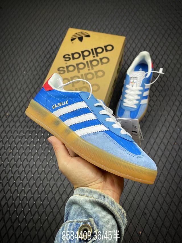 阿迪达斯 Adidas Originals Gazelle Indoor 复古三叶草防滑透明橡胶板鞋经典运动鞋。这款经典鞋,忠于原版设计,缀撞色三条纹和鞋跟饰片