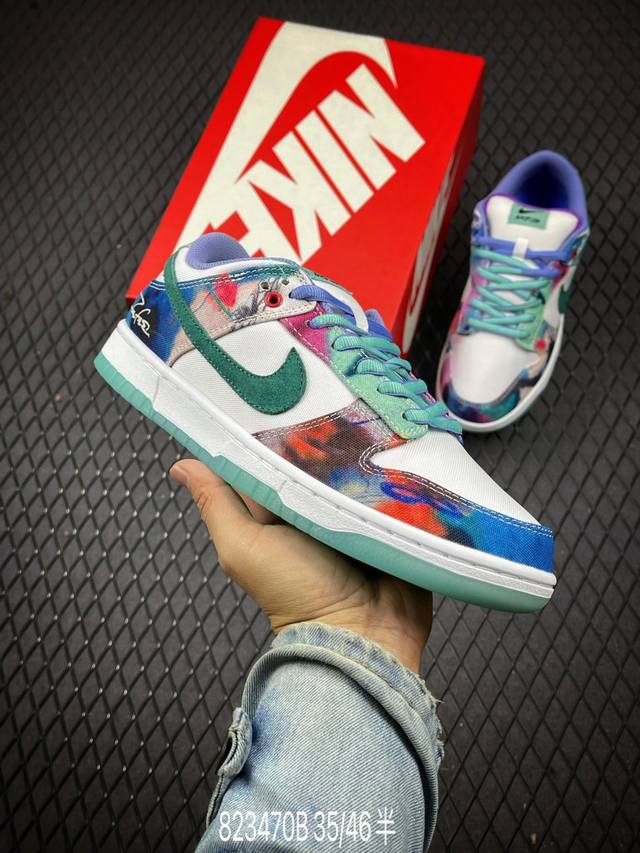 真标futura Laboratories X Nike Sb Dunk Low 重磅联名。鞋面使用网布以及印有涂鸦效果的帆布材质打造，蓝绿色的鞋身十分清新，适