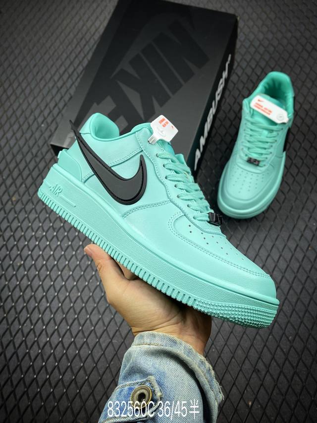 公司级ambush X Nk Air Force 1‘07 Low ”Phantom“ 联名款 空军一号低帮休闲板鞋 #鞋款鞋身以及内衬均采用了纯色皮革打造，标