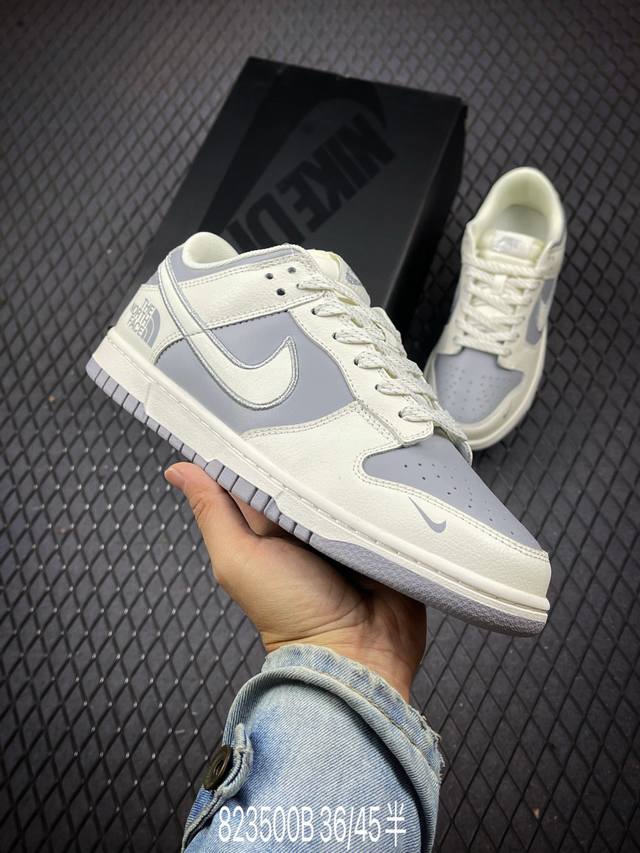 The North Face X Nike Dunk Low 冰丝银 此款主张打破传统的工业化流水线设计限制，以made By Ideas的超级创意为理念，集结