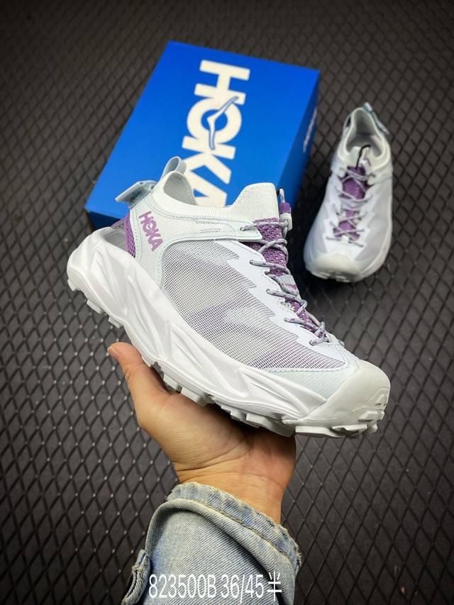 Hoka One One Hopara 户外机能山地凉鞋 #鞋型从外观就给人强烈的户外机能感，粗犷率性的厚底设计，继承了 Hoka One One 跑鞋 Dna