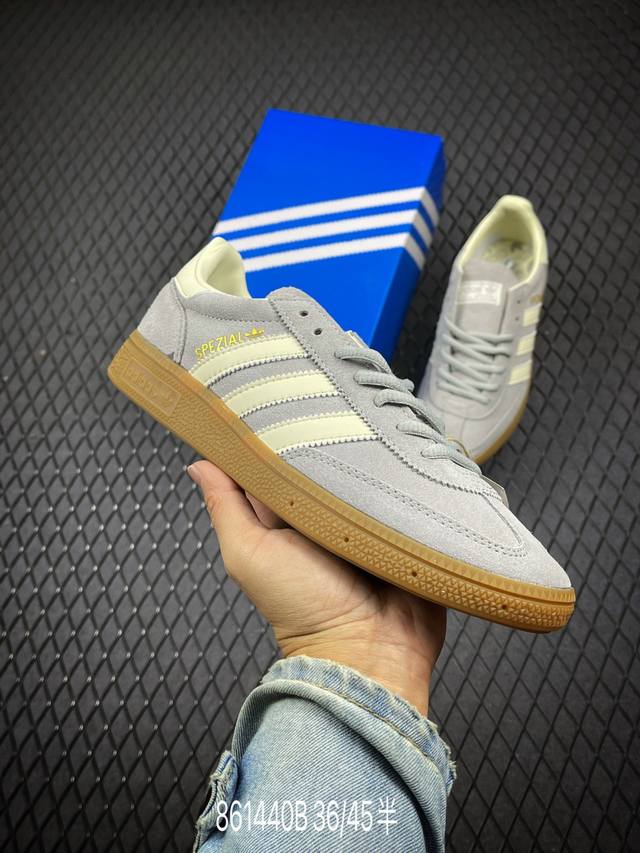 Ad Originals Handball Spzl 手球运动员系列百搭休闲运动板鞋 If7088 这款来自阿迪达斯的这款handball Spzl前身是一双手