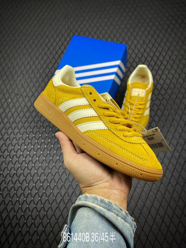 Ad Originals Handball Spzl 手球运动员系列百搭休闲运动板鞋 If7088 这款来自阿迪达斯的这款handball Spzl前身是一双手