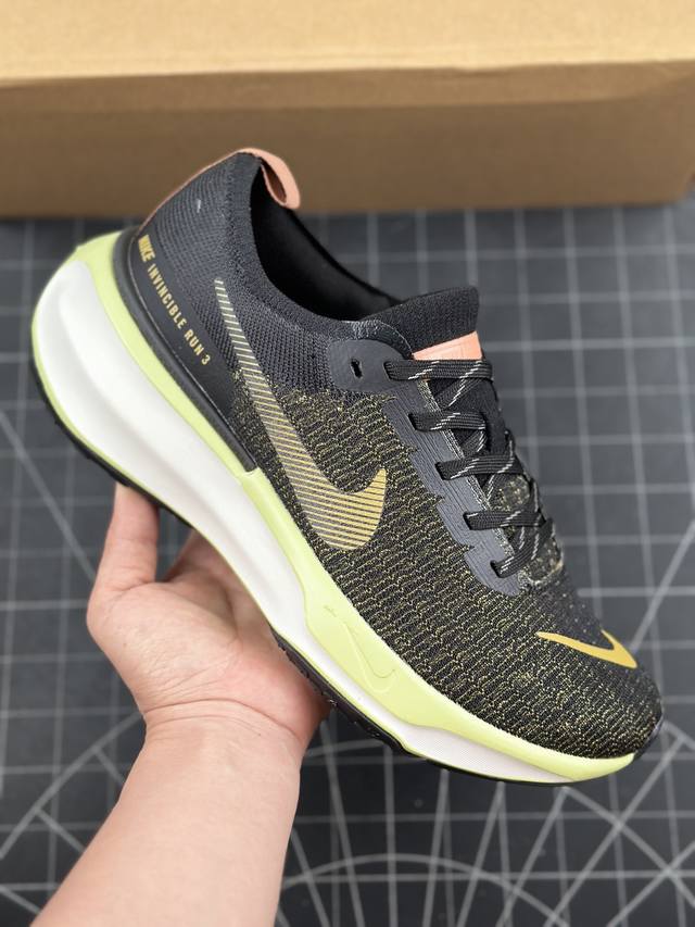 耐克nike Zoomx Invincible Run Fk 3 机能风格运动鞋 跑步鞋搭载柔软泡绵，在运动中为你塑就缓震脚感。设计灵感源自日常跑步者，提供稳固