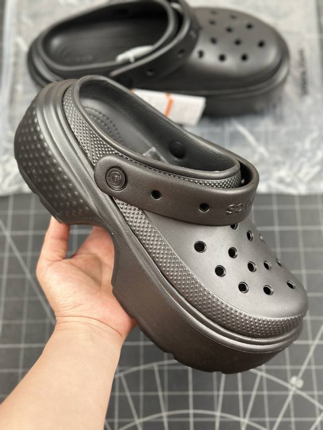 Crocs Classic Clog 卡骆驰休闲沙滩洞洞鞋拖鞋凉鞋泡芙鞋 透明防水袋包装 超轻croslite专利材料打造 鞋面更加耐用易清洗 该鞋款轻盈舒适