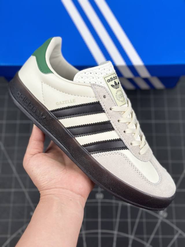 阿迪达斯 Adidas Originals Gazelle Indoor 复古三叶草防滑透明橡胶板鞋经典运动鞋 这款经典鞋,忠于原版设计,缀撞色三条纹和鞋跟饰片