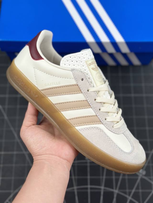 阿迪达斯 Adidas Originals Gazelle Indoor 复古三叶草防滑透明橡胶板鞋经典运动鞋 这款经典鞋,忠于原版设计,缀撞色三条纹和鞋跟饰片