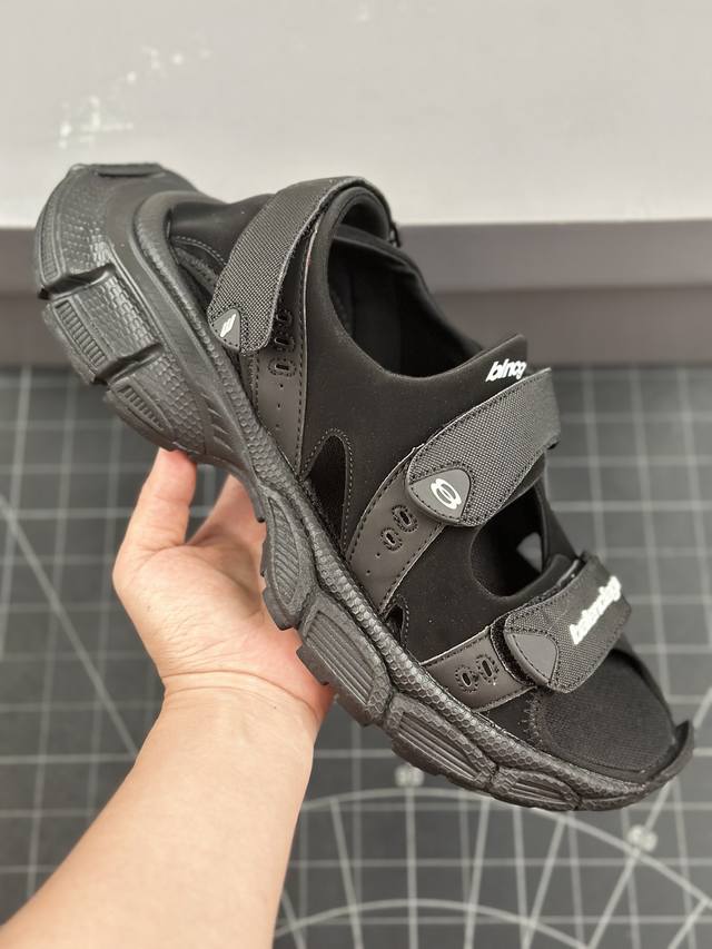 Balenciagav 3Xl Sandal巴黎世家 黑色 聚氨酯舒适百搭沙滩凉鞋 做旧工艺采用手工制作完成，每款鞋的做旧程度、大小及范围具有一定的差异性，或不