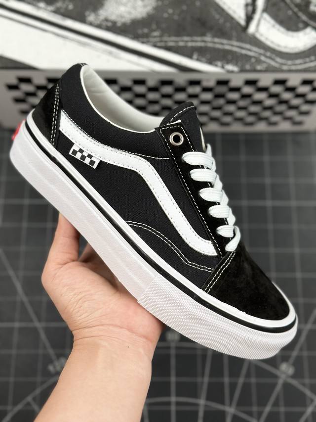 万斯vans Old Skool 黑白经典 侧边棋盘logo标 专业滑板鞋 鞋垫升级采用可弹性材料 可拆换 脚感舒适区别普通鞋垫 工艺：硫化1:1 重量1:1、