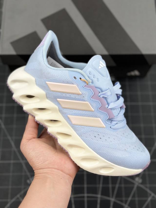 阿迪达斯adidas Switch Fwd M 畅跑舒适tpu网布耐磨低帮 休闲跑步鞋 鞋底够软，比bondi脚感更软糯，走起路来像坐船的感觉; 全底有类似tp