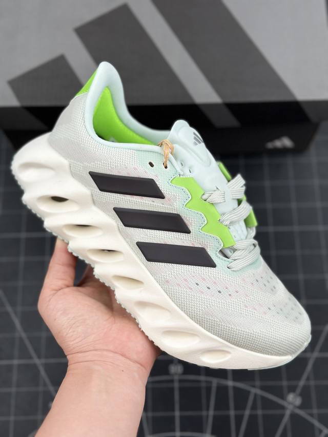 阿迪达斯adidas Switch Fwd M 畅跑舒适tpu网布耐磨低帮 休闲跑步鞋 鞋底够软，比bondi脚感更软糯，走起路来像坐船的感觉; 全底有类似tp