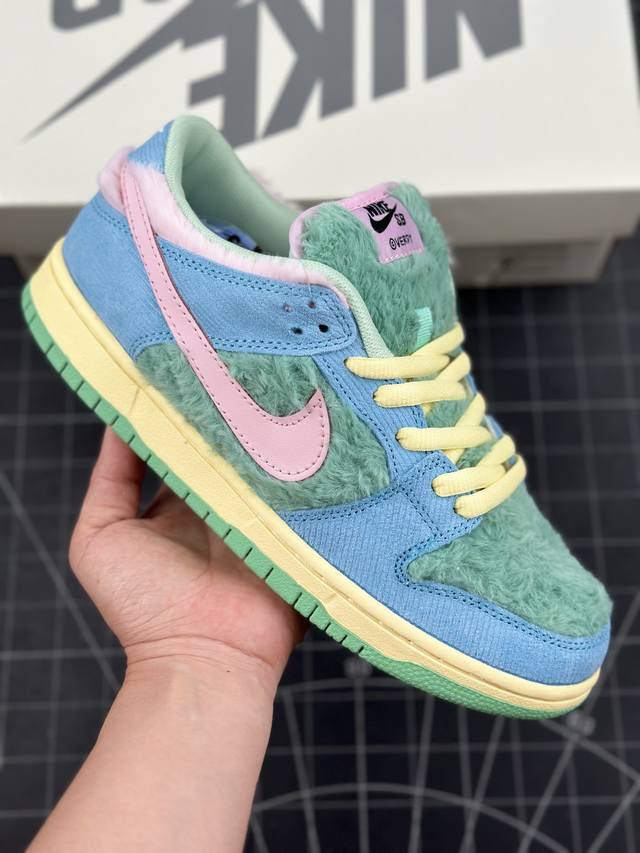 全新联名设计灵感源于毛绒玩具 Visty,联名亚洲知名设计师verdy X Nike Sb Dunk Low Pro”Visty“扣篮系列低帮休闲运动滑板板鞋“