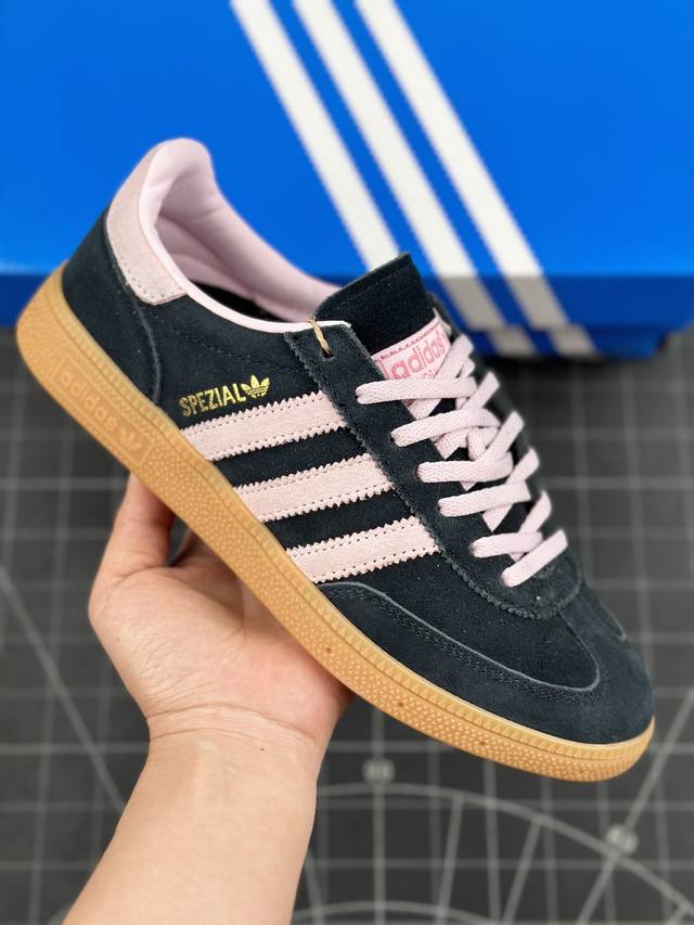 公司级adidas Handball Spezial W 阿迪达斯经典款 复古休闲板鞋 全鞋采用反毛皮制作 牛筋耐磨大底 承载青春情怀的板鞋 经典三条杠装饰鞋侧