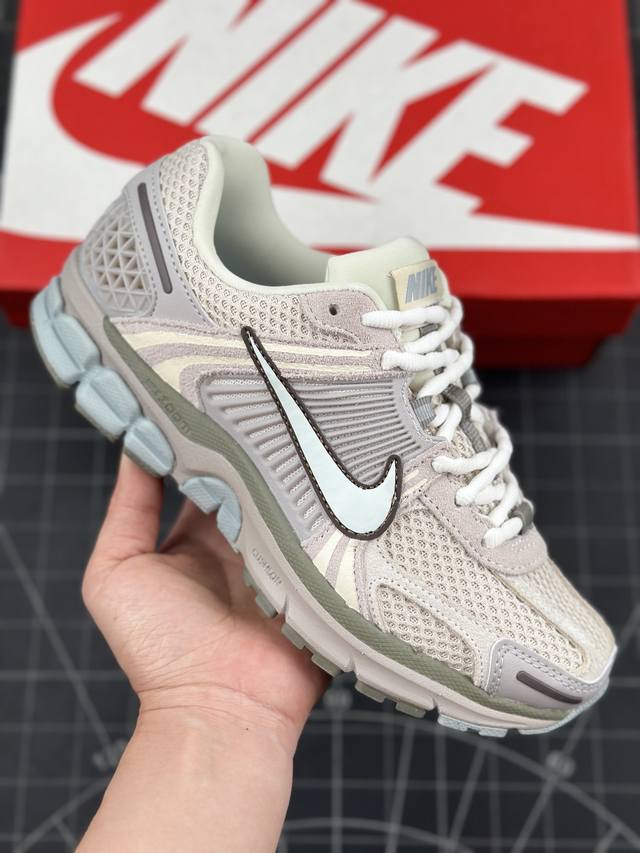 Nike 耐克夏季 Zoom Vomero 5 Se 运动鞋休闲训练跑步鞋 Nike Zoom Vomero 5 男女子运动鞋妥帖包覆足部，提供透气支撑效果。耐