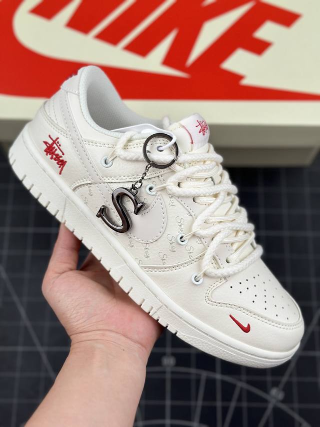 Stussy X Nk Sb Dunk Low 斯图西联名-米白白勾 周年高端定制 低帮休闲板鞋 #Stussy是源于美国的潮流品牌，音译为斯图西，融入当季流行